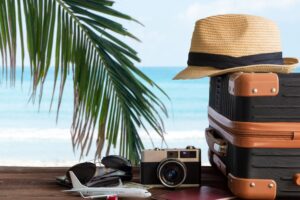 SUITCASES AND PALM TRESS TO VISUALIZE A HOLIDAY ABROAD