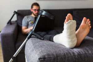 A temporary worker with a broken leg checking if he can claim statutory sick pay online